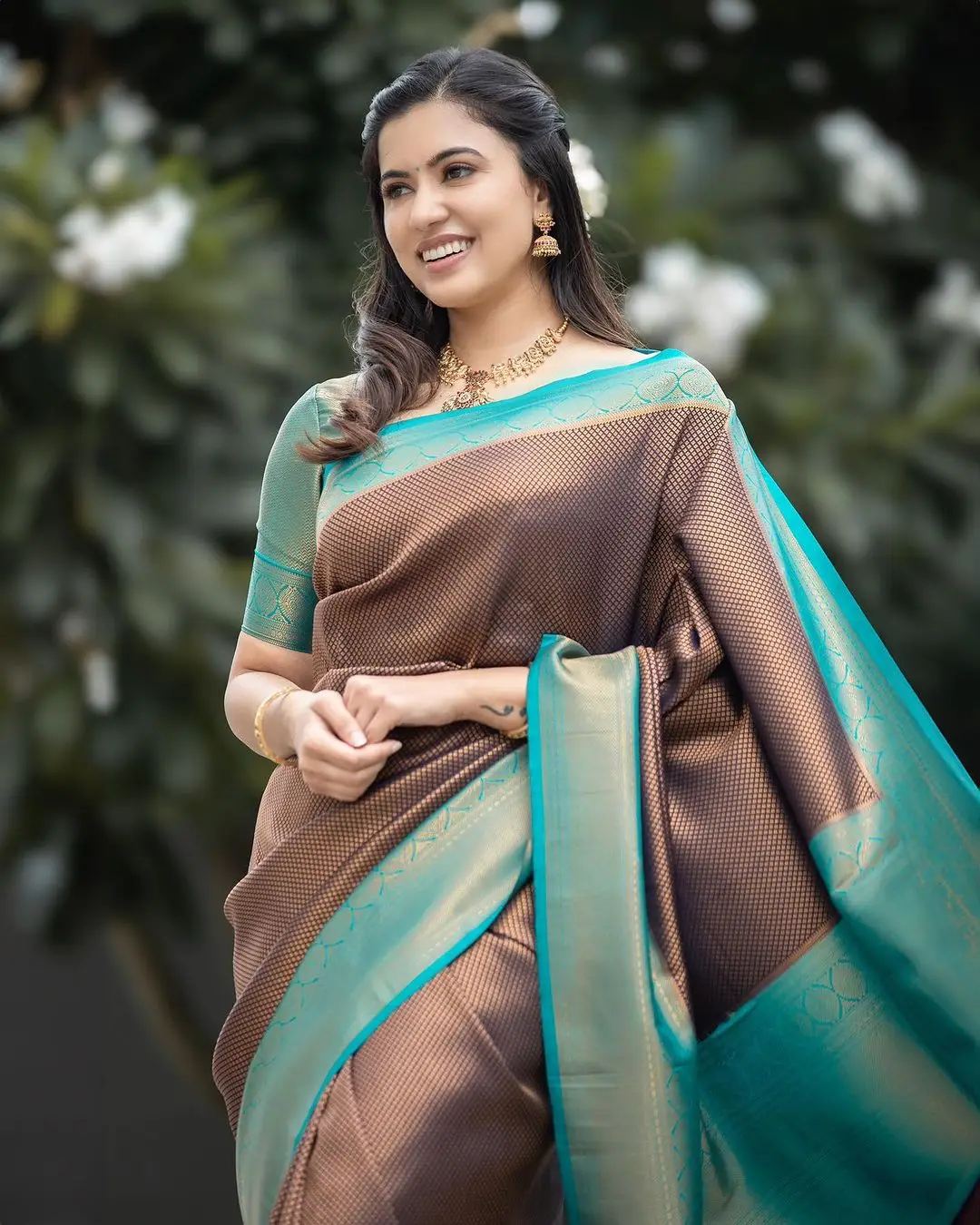 Tamil Actress Anju Kurian Stills in Maroon Saree Blue Blouse